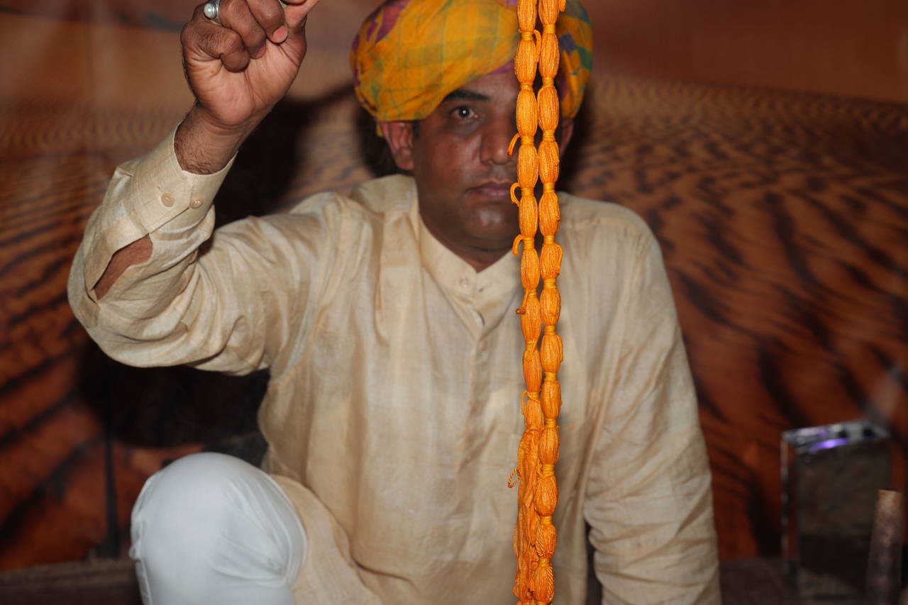 Leheriya artists making turbans and scarves